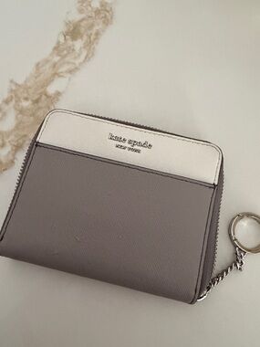 kate spade Small Zip Wallet in Light Gray & Cream Interior keychain